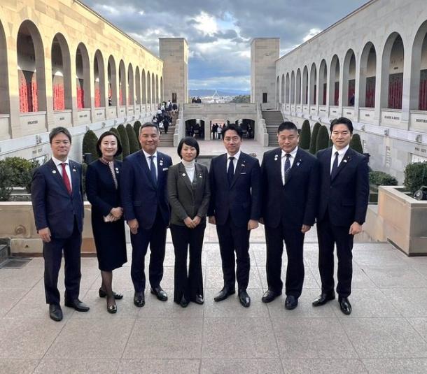 8月18日，日本防卫大臣小泉进次郎在澳大利亚堪培拉，与澳大利亚副总理兼国防部长理