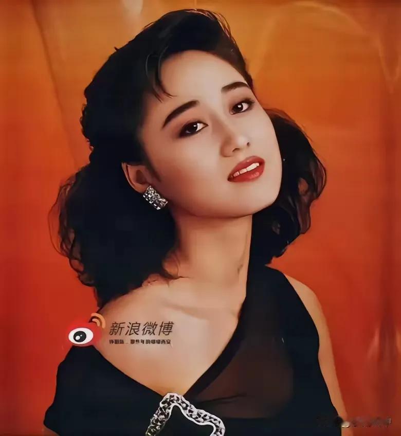 据说利智年轻时候巨漂亮
传说当年何鸿燊对她也是另眼相看
李连杰见到利智的第一眼