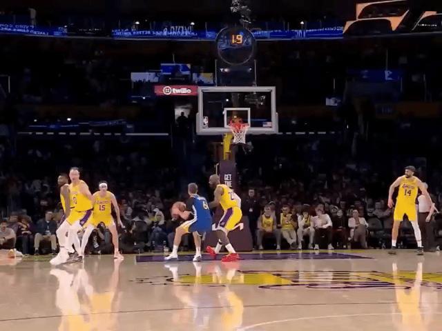 詹姆斯被顶着投进压哨球，
库里竟然举手仰天庆祝，
这有点不够哥儿们吧！

湖勇大