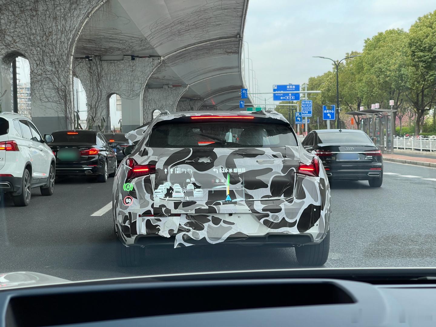 偶遇了一辆伪装车，姿态真不错，大家认得出来吗[喵喵]备注：照片在红灯停车状态下拍