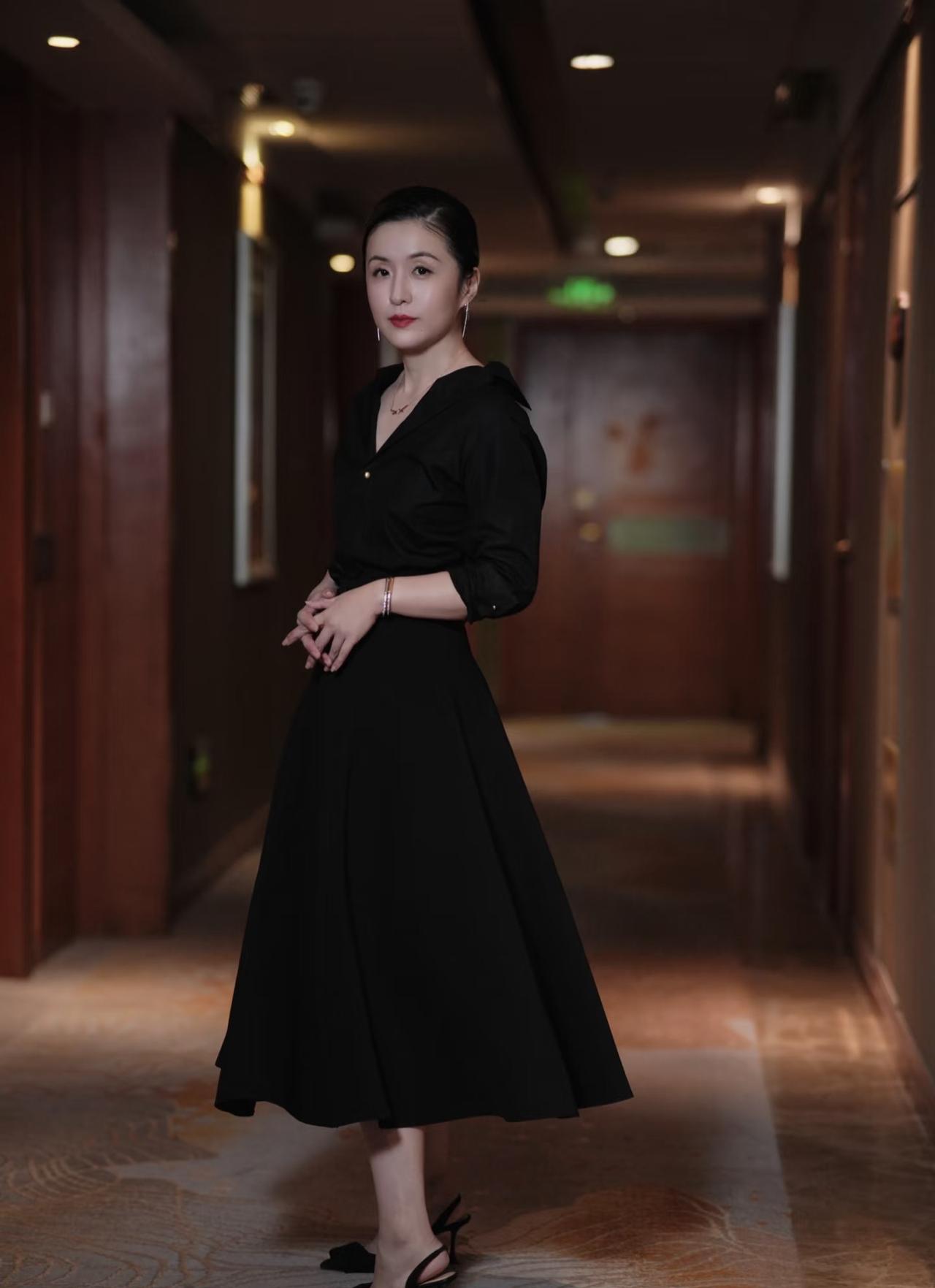 秦雯应该后槽牙都要咬碎了，
没想到背后蛐蛐人的惩罚来的这么快，
因为自己炫耀袭警