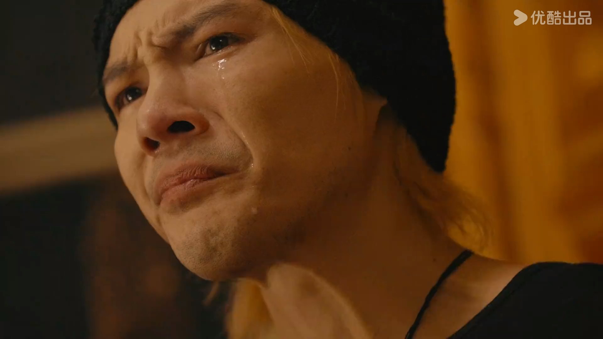 近日，41 岁的向佐在人文纪录片《寻真之地》道孚篇中，竟在镜头前情绪大爆发，直言