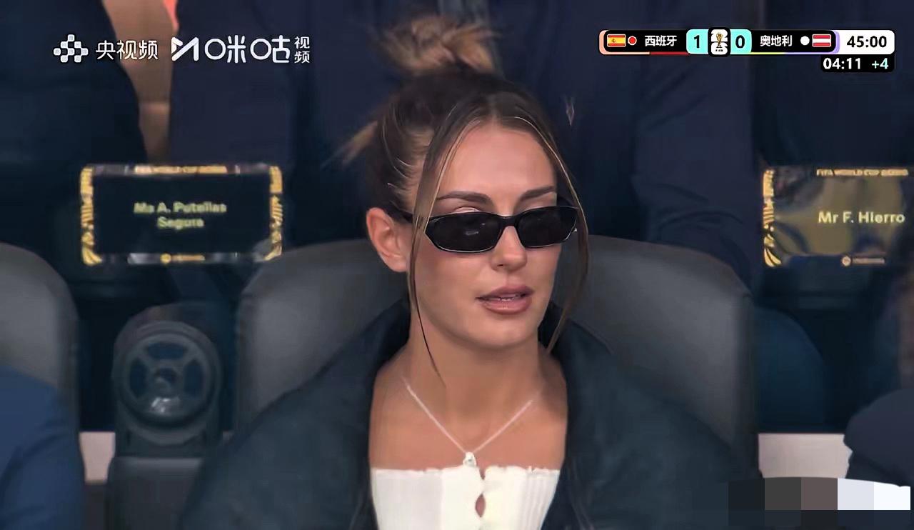 镜头给到看台美女普特利亚斯！詹俊全程闭口不提，背后原因懂的都懂。

美加墨世界杯