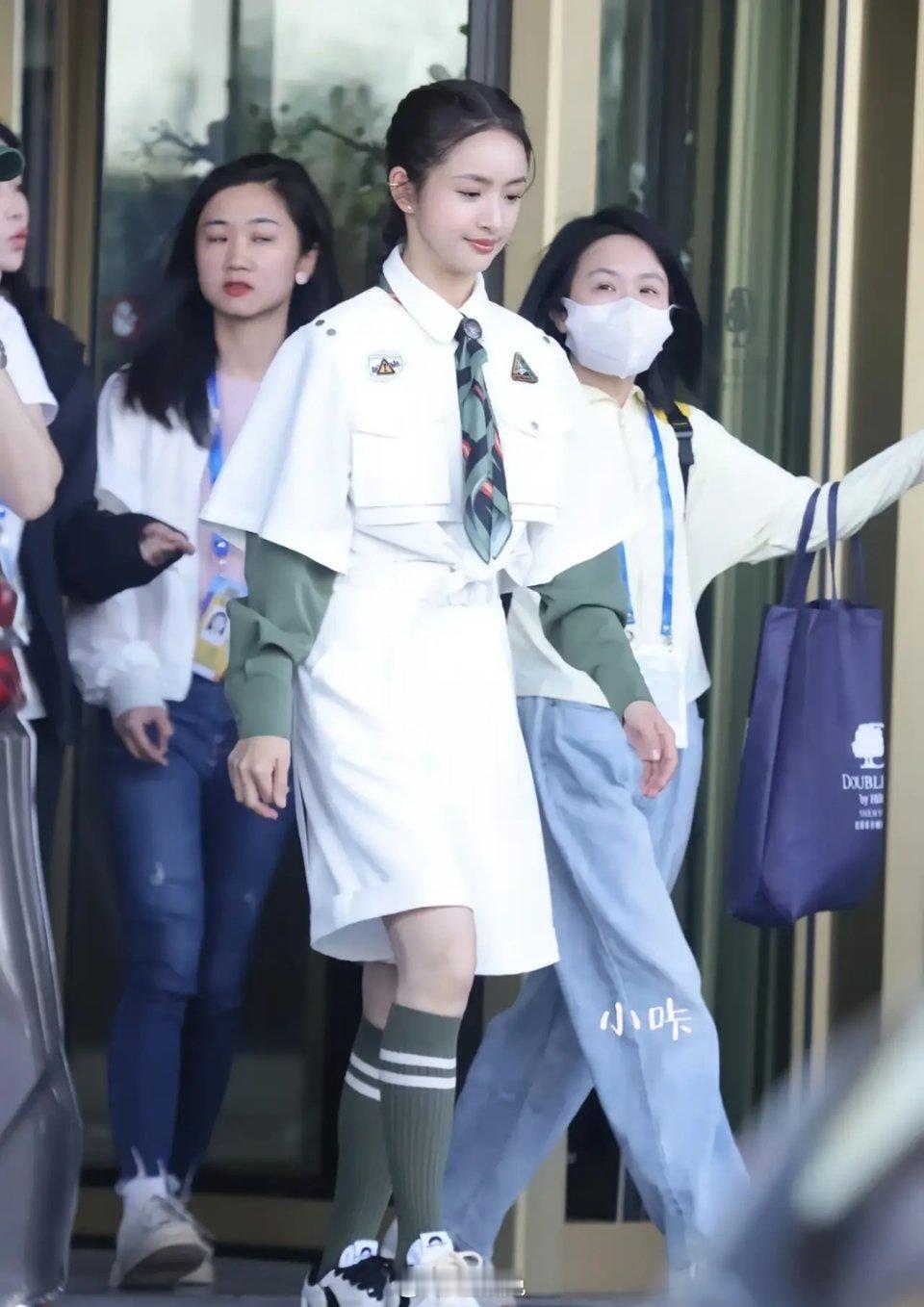 林依晨录制跑男的路透，这哪里像40岁～完美驾驭学院风了[送花花] ​​​