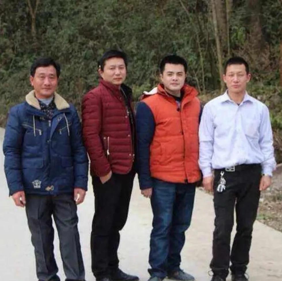 一个村里的四个老光棍在一起合影。他们都快40的人了，到现在连个老婆都没有，虽然有