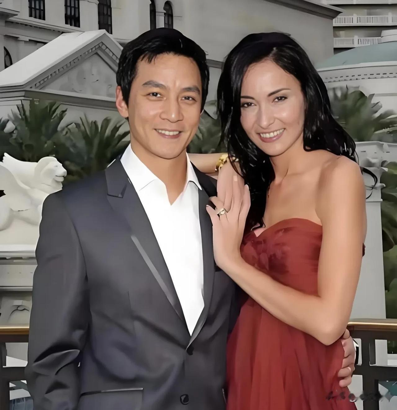 虽然很多人吐槽吴彦祖老婆lisa长得一般，但其实Lisa年轻时也超级美，只不过人