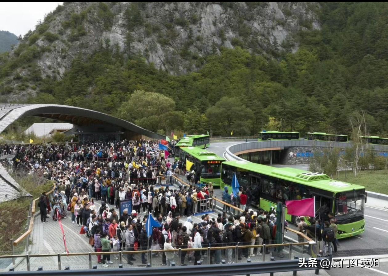 稻城亚丁景区乱收费等问题
不仅被文化和旅游部点名通报
人民日报官网也发布最新通报