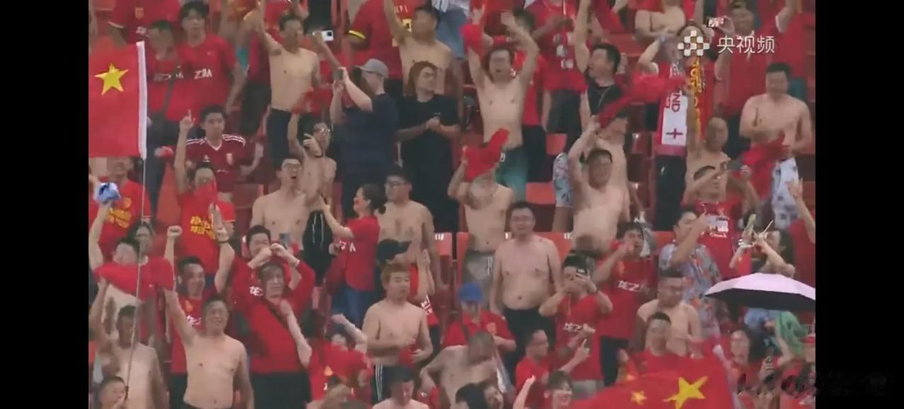 巴适得很！让一追二！中国队2-1逆转泰国队！武磊、王上源破门！大雷这坐在下面替谭
