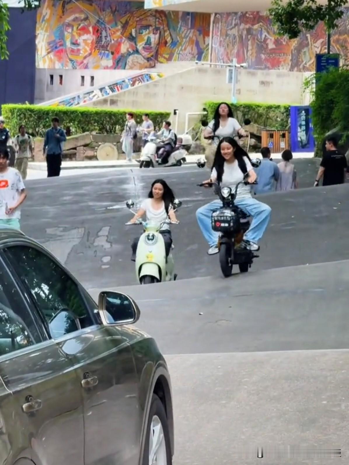 重庆确实是一座8D魔幻城市。有波浪形的公路，在上面行驶，像冲浪一样。有大楼的楼顶
