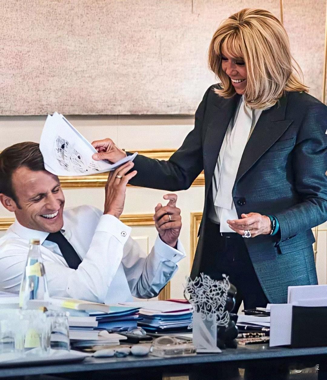 马克龙和爱妻布丽吉特日常生活中也是一对欢喜冤家，打打闹闹也是生活中的小乐趣。