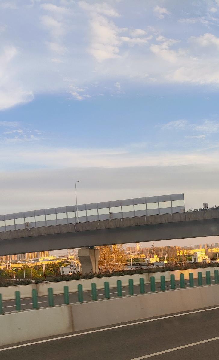 你不要畏缩缩给人一种扛不住事的感觉。要顶天立地。山无常势，水无定形。真男人能伸能