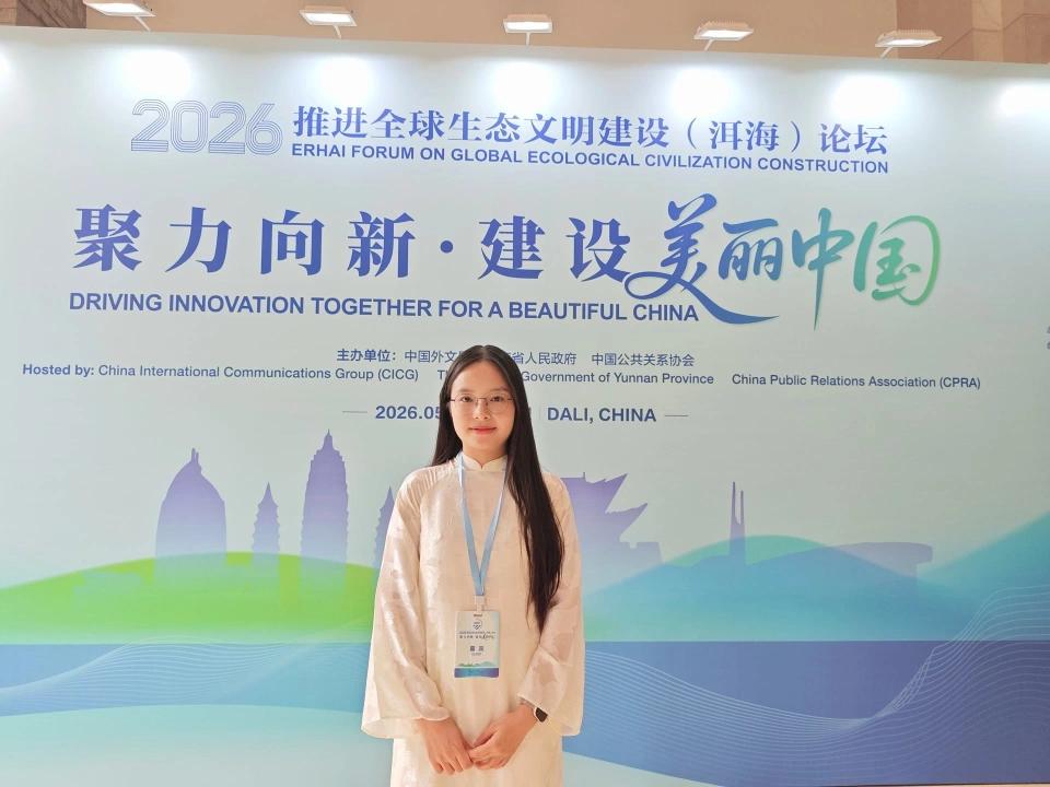 一个叫裴垂林的越南女孩，在云南大学读硕士。她干了一件让不少越南网友“刷新三观”的