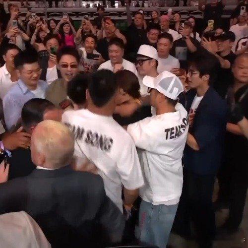 热血时刻！宋亚东霸气KO点燃全场，赛后黄景瑜上前疯狂拥抱庆祝黄景瑜疯狂拥抱宋亚东