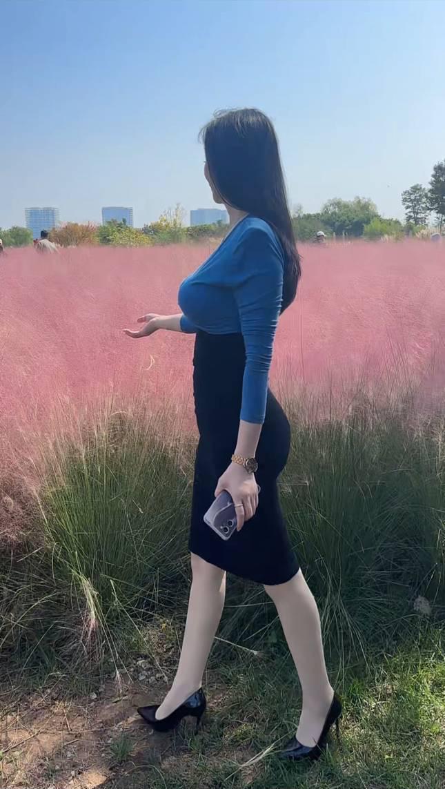 你真难伺候，让给你拍照也按照你的要求更换多个角度，你看了都不满意，我说不能怪我的