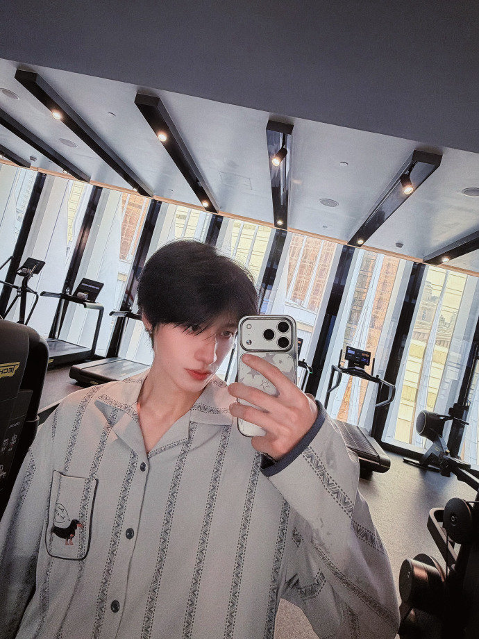 朱志鑫赛车服电竞男主朱志鑫红色look  朱志鑫红色look，朱志鑫赛车服电竞男