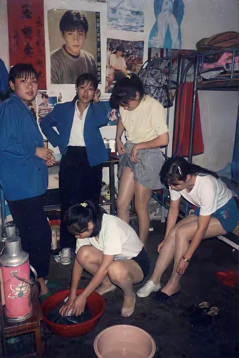 九十年代南下进厂打工的姑娘们，每天在流水线上累得腰酸背痛，可一回女工宿舍，爱美之