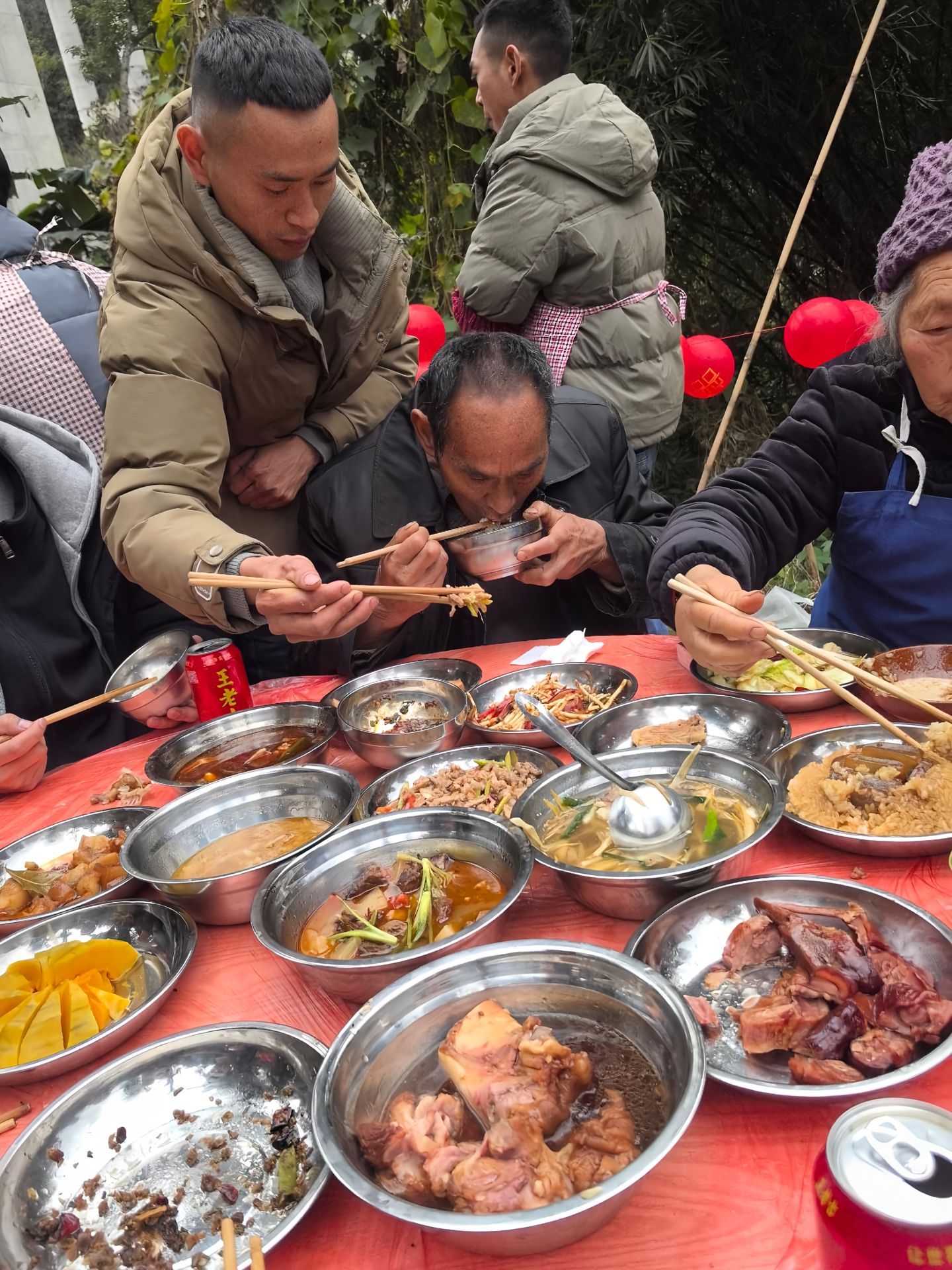 转自河南网友：今天在老家吃席，看到一位男子一直站在其父亲身后。每当上菜，他就夹菜