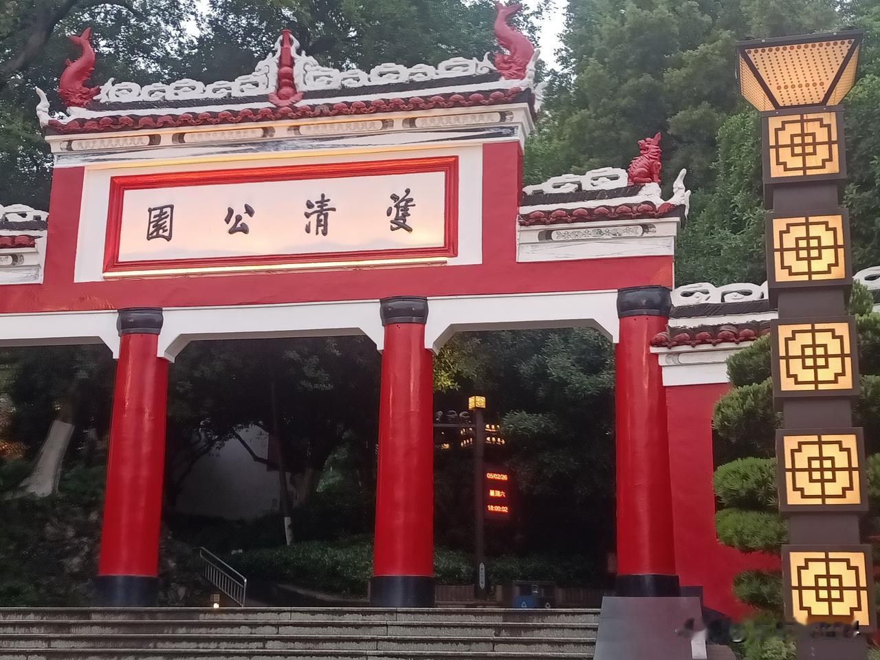 一条曾经代表着宝庆辉煌的工业街没落的五一北路，决定了这个城市未来的底气。

走在