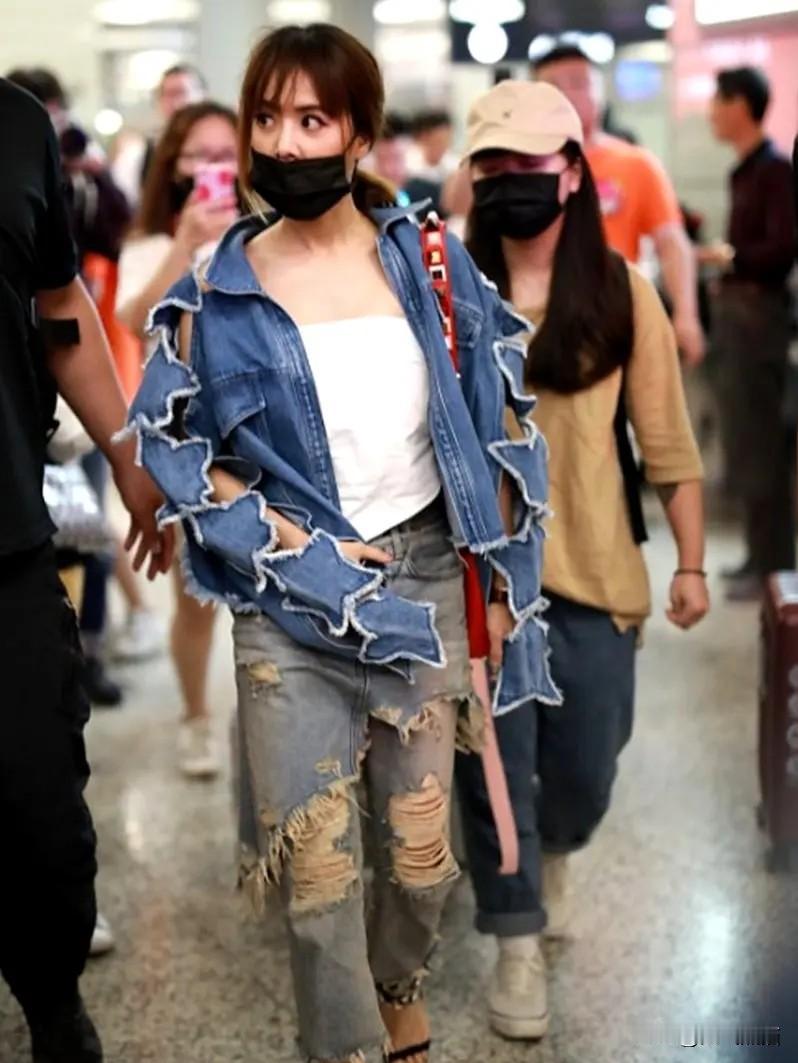 越来越发觉，
钱，真的太重要了，
当每个月有6000元的固定收入时，早餐吃屉肉包