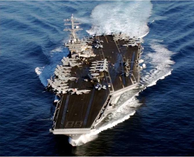 昨天在美军“尼米兹”航母起飞的战机，先后坠入海里。10月26日，下午2点45分，