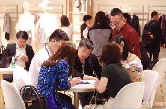 未来中国会出现一个非常恐怖的商业模式，就是：把一堆根本没人要的东西，卖给那些压根