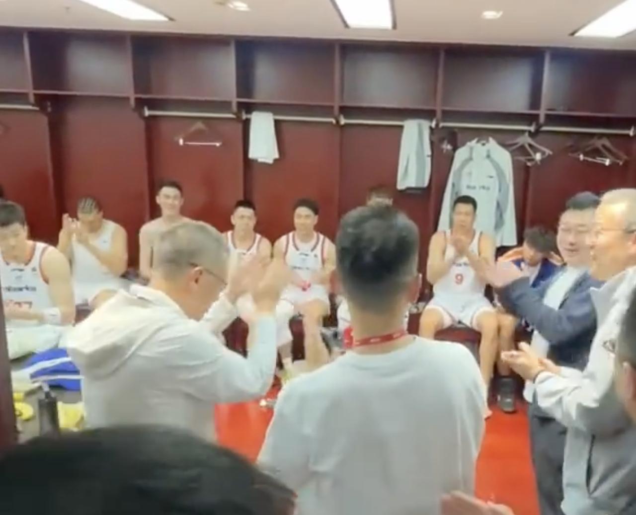 上海男篮率先晋级半决赛之后，球队的领导在更衣室高调喊话球员：”赛季目标已经完成，