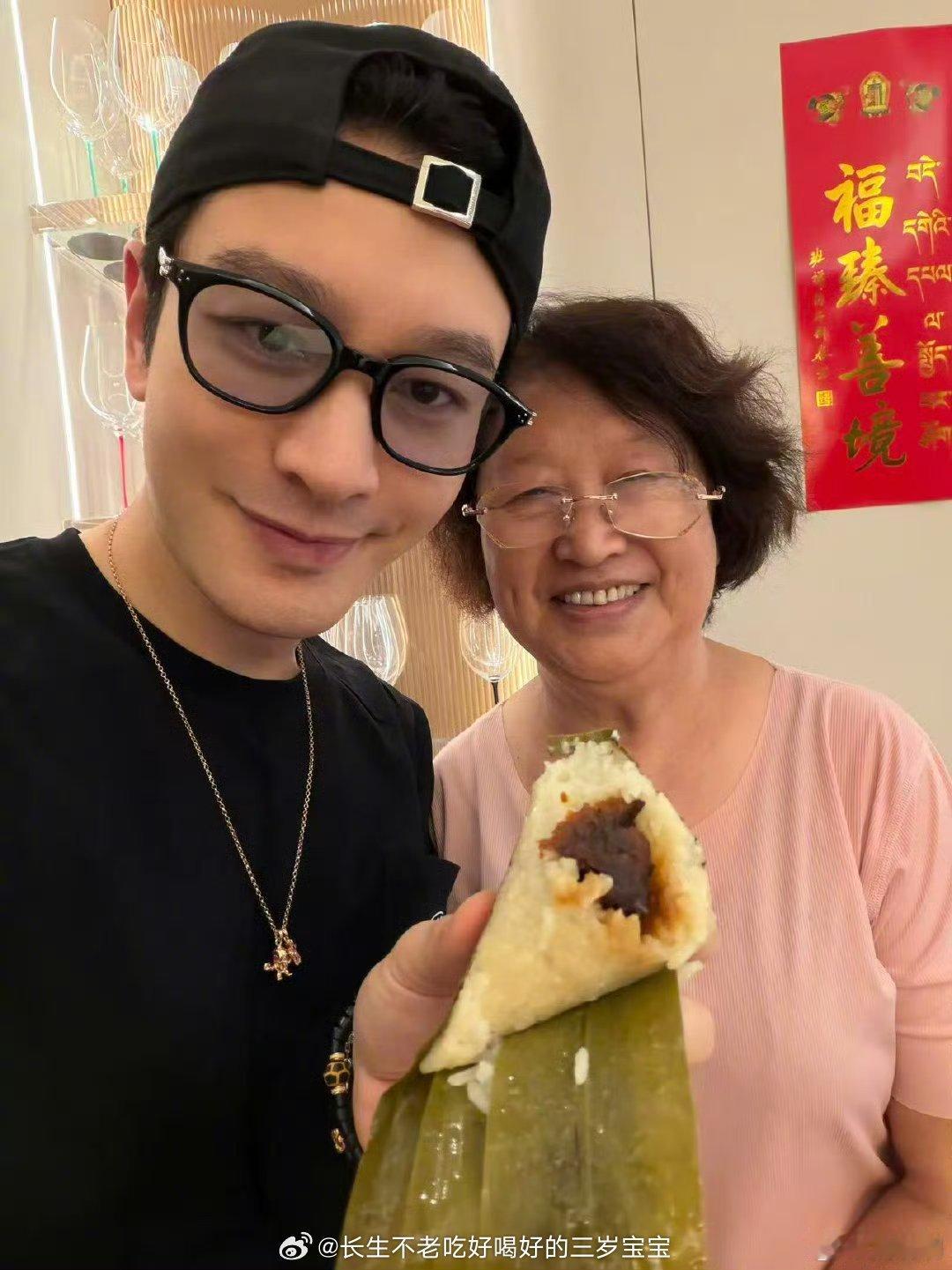 黄晓明晒妈妈包的粽子不管长多大，在父母身边永远是那个幸福的小孩。端午安康，愿大家