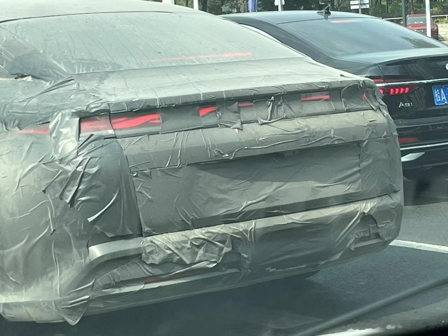 最近怎么咱们这儿伪装测试车那么多…这又是谁家的试装车呀，这尾灯的风格有点特征我与