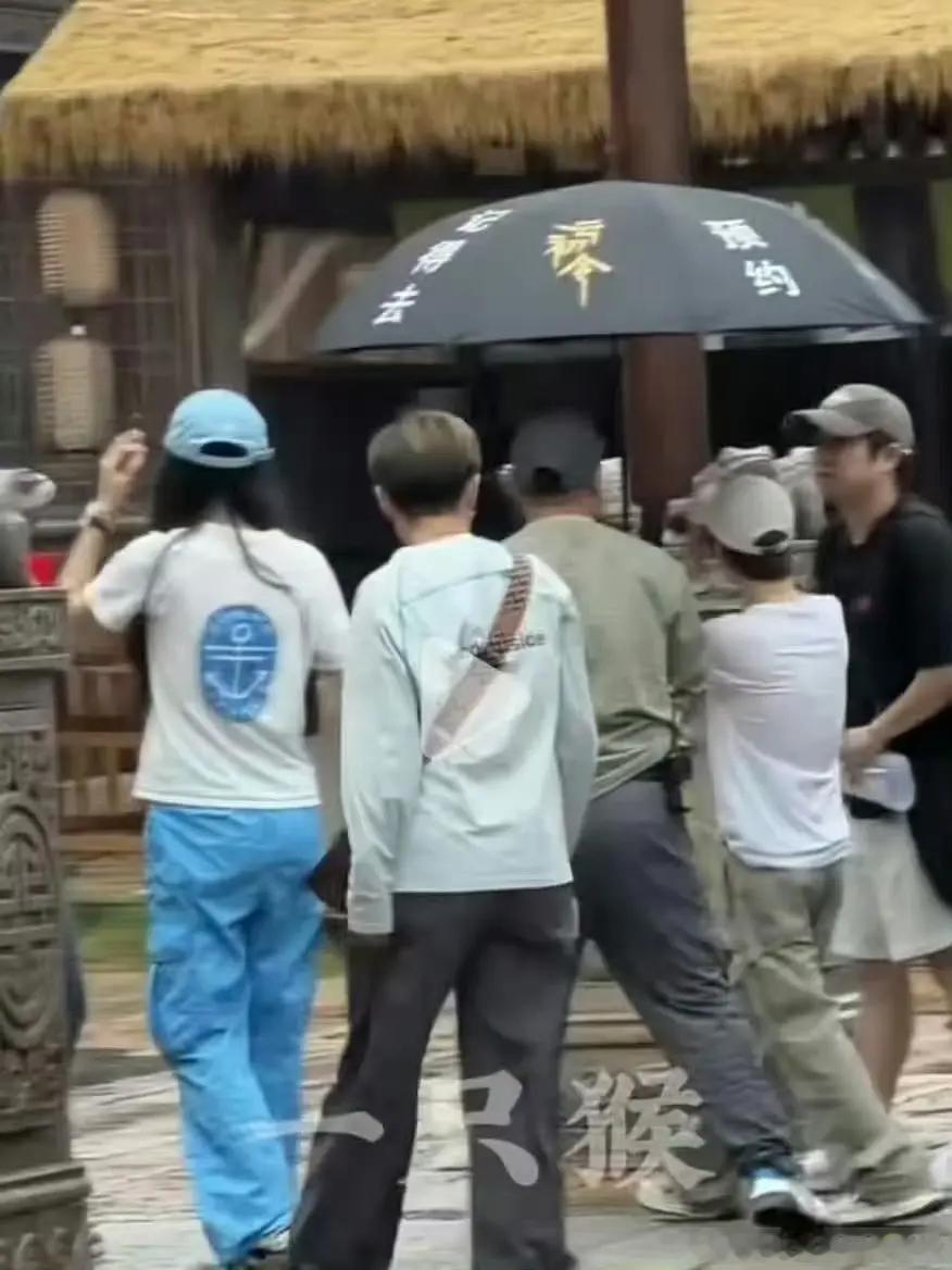 小四今天怎么打的云初令的伞 