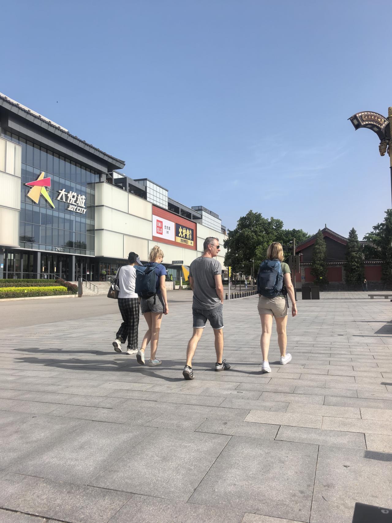 热日塌咧！这烂怂大雁塔咋就这么招人爱？大雁塔跟前碰见“三女一男”版四人帮。

今