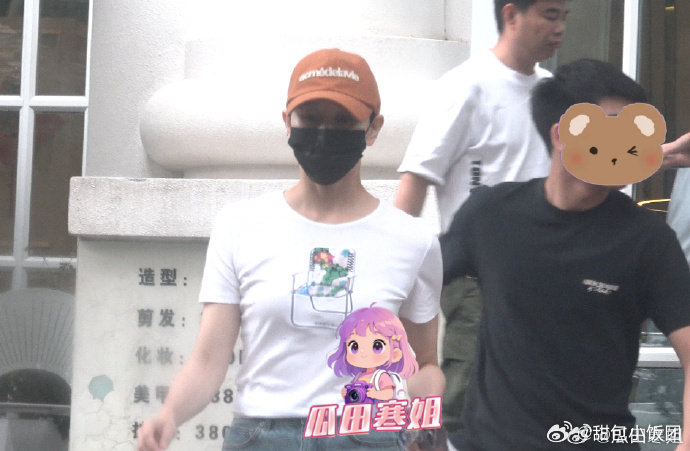 胡静一家三口罕见同框 难得拍到胡静全家出门路透！带着朱兆祥跟儿子一同到理发店剪发