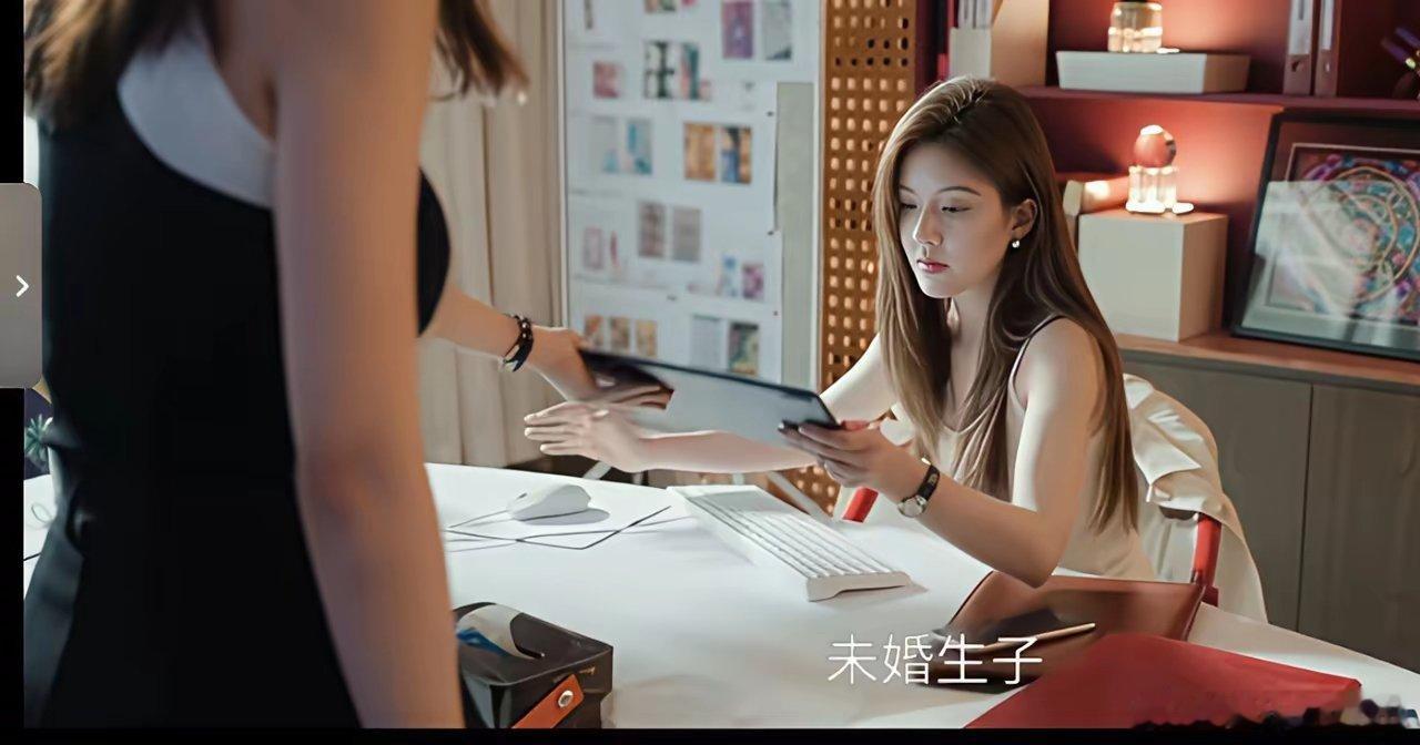 这刺激程度堪比明星塌房啊！​在最新的《许我耀眼》预告中，竞争对手发现了陈伟霆饰演