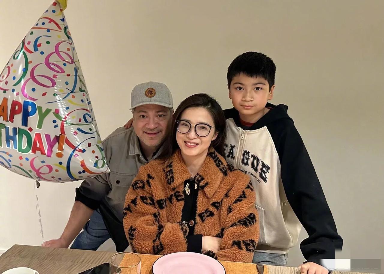 演员龚蓓苾晒全家福，结婚纪念日撞上生日，真是双喜临门啊！46岁的龚蓓苾戴着黑框眼