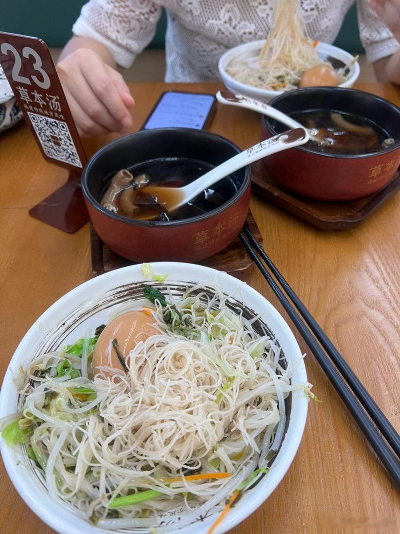 简简单单双人餐，细粉配卤蛋，热乎草本汤下肚，浑身舒坦。生活碎碎念福州美食日常随拍