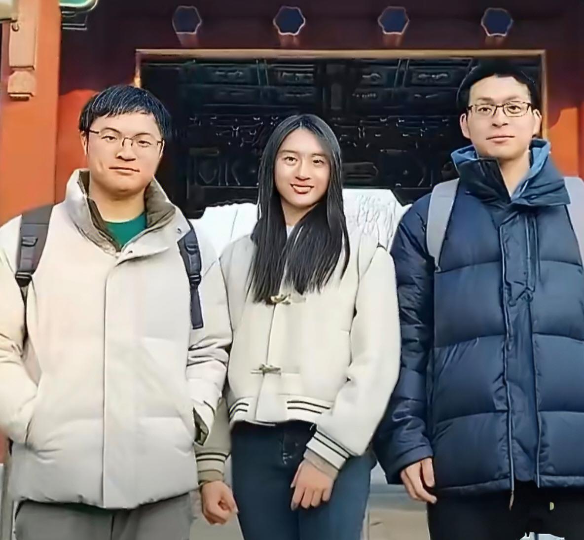 半纸族谱连两岸，三兄妹北大圆祖梦
 
“爷爷，您的心愿实现了！”未名湖畔，台湾三