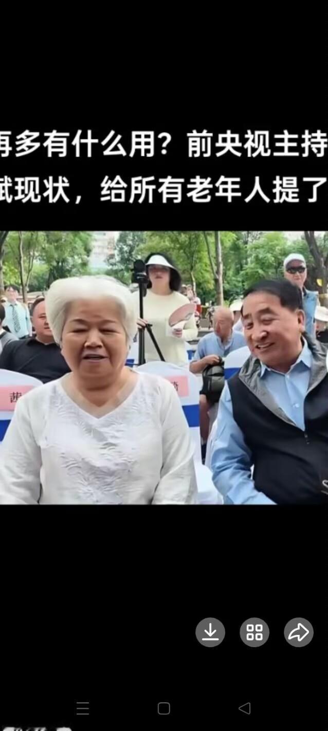 近日邢志斌姜昆现身北京方庄的第二届美食季活动，现场有全国各地的特色小吃，透露出满