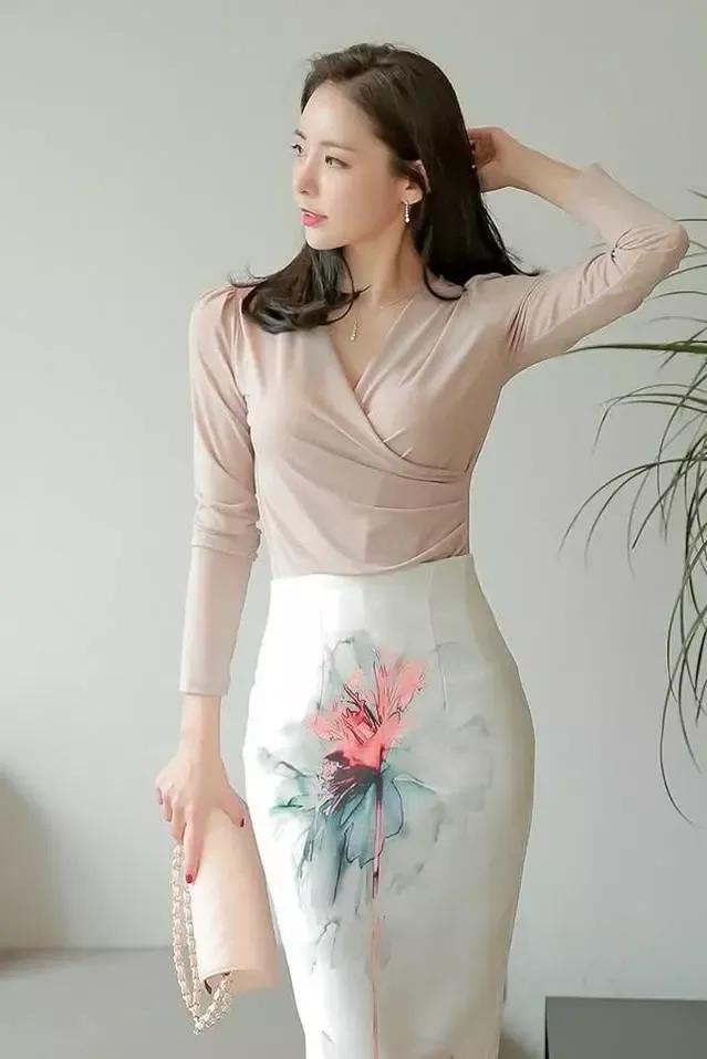 温柔优雅，粉色花卉半身裙搭配长袖上衣，尽显女性魅力。