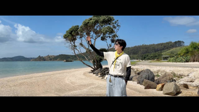 海是倒过来的天，浪是碎掉的云。
缓步漫过海岸线，海风漫卷心事。
细碎的思绪，随深浅不一的脚印慢慢摊开