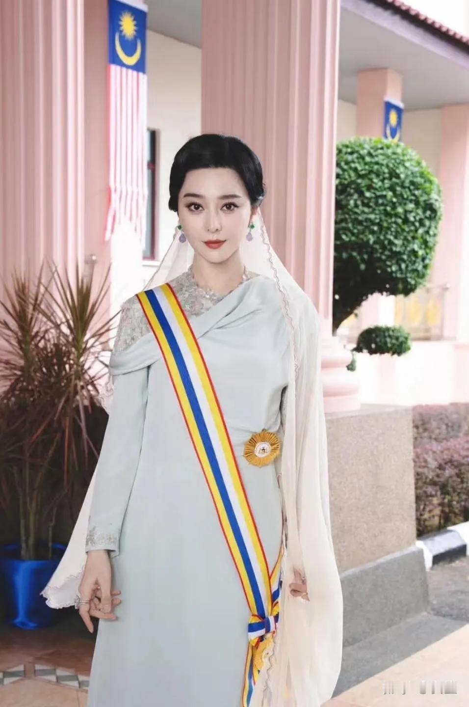 她根本不知道公众想要什么，也不知道政府想要什么。搞这种花哨玩意儿没有用的，而且会