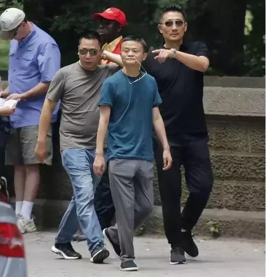 昔日去美国纽约的马云，那时候马云就是中国前三的富豪了，可是他现身美国很低调，普通