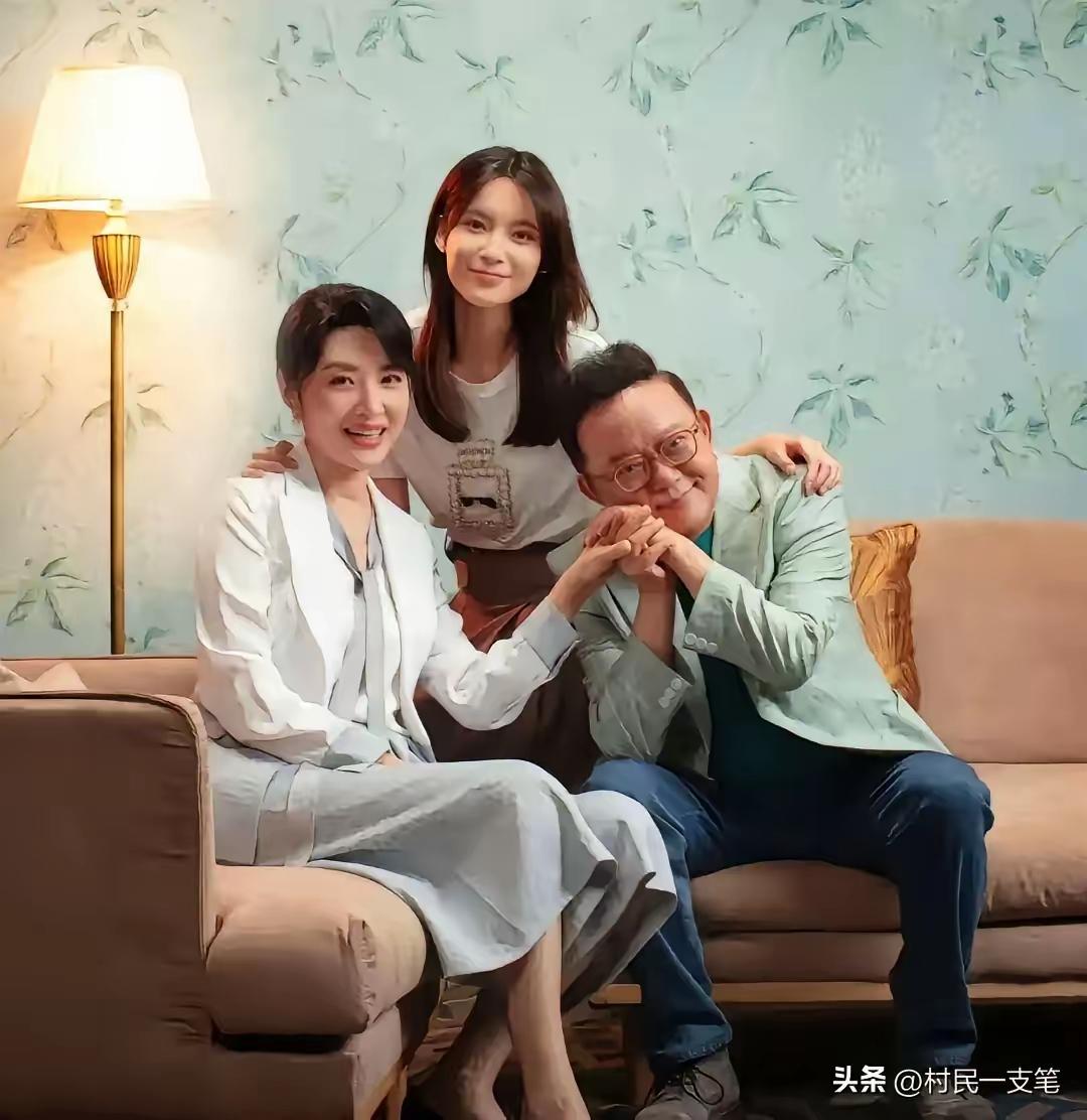 王刚拿着周涛的手，贴着自己的脸庞。有人说王刚脸皮真厚。周涛真给王刚面子。其实可不