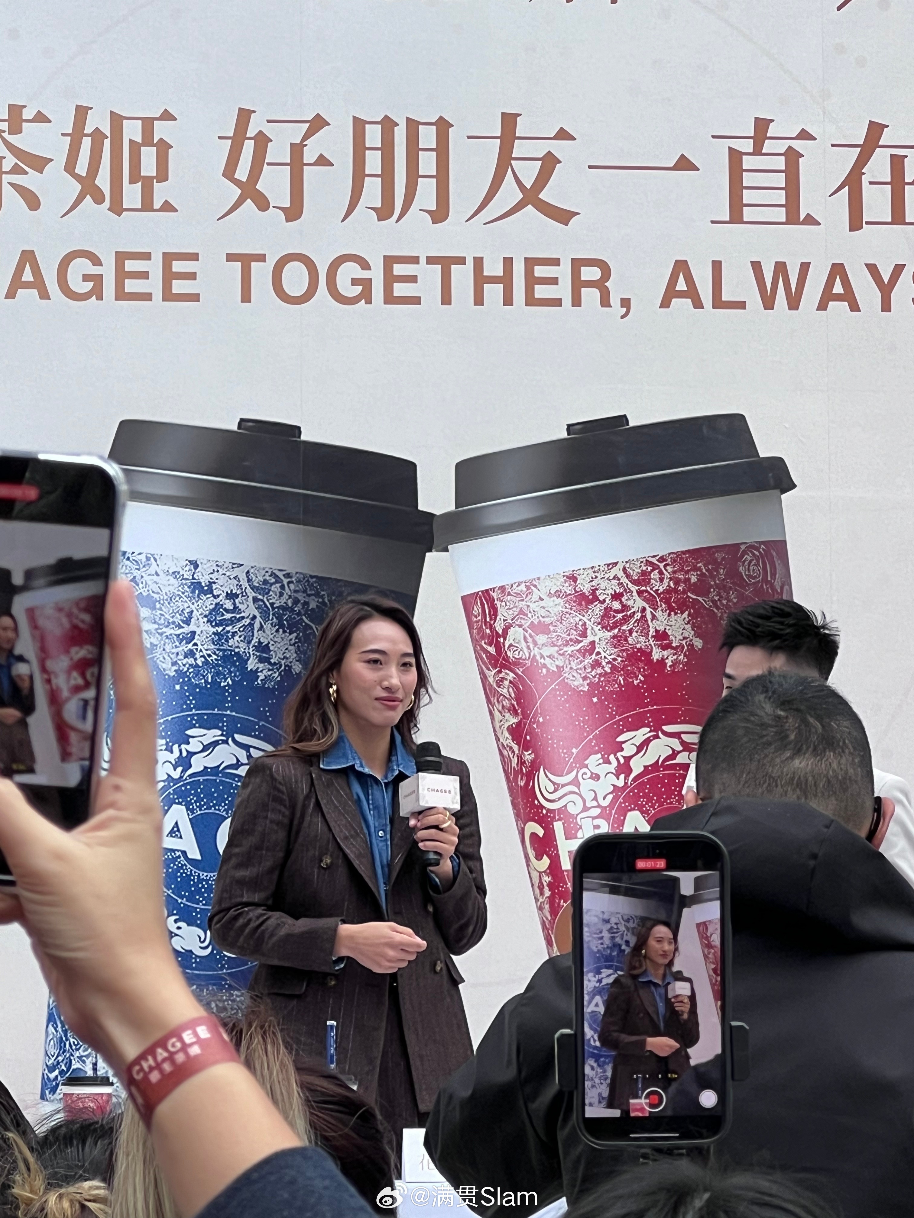 和郑钦文碰上杯了   郑钦文和霸王茶姬合作有些日子了，当时霸王茶姬慧眼识钦文，荣