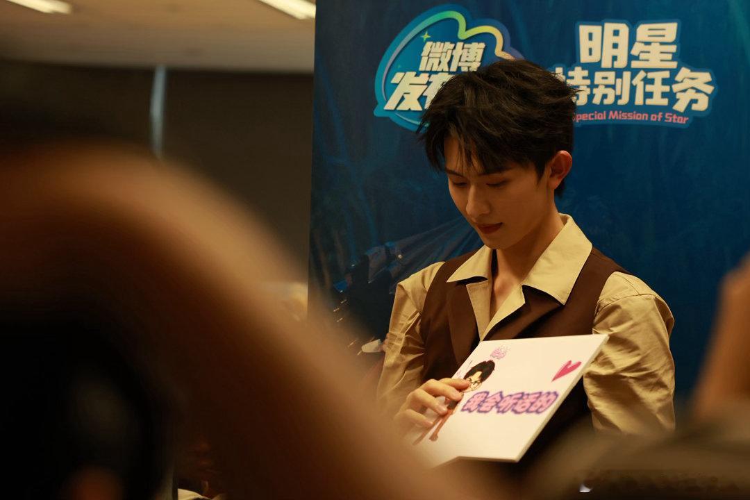 陈添祥扫楼人气 短剧《志明与春娇》剧组今日份扫楼🈶，状态也太好了！谁不喜欢活力
