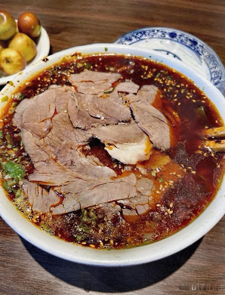 老王家的优质牛肉面
只见肉，不见面
品质到位
价格也到位[捂脸]