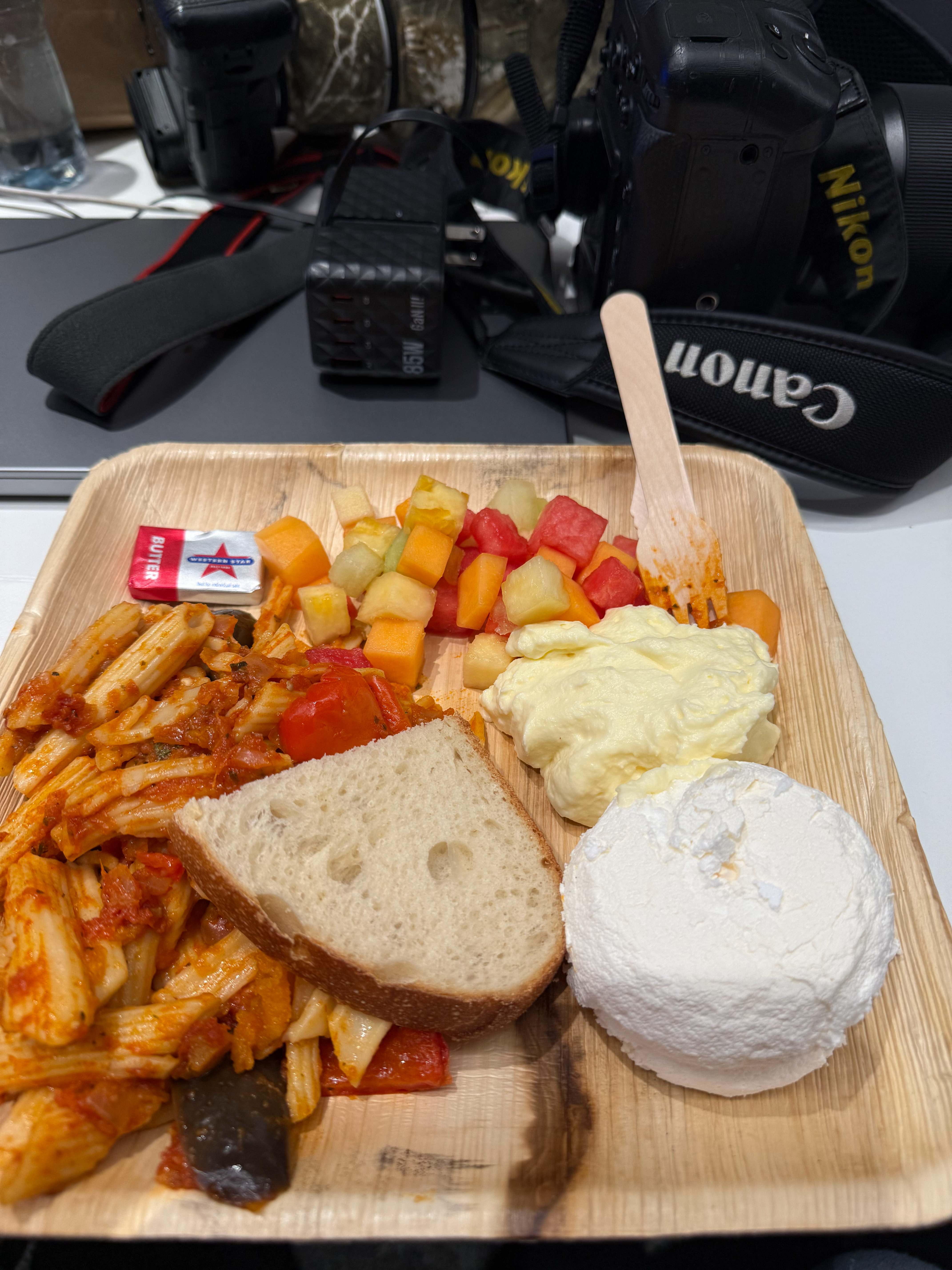 晚上七点四十分，终于可以休息享受一下媒体晚餐！Pepsi可乐并没有入镜。 