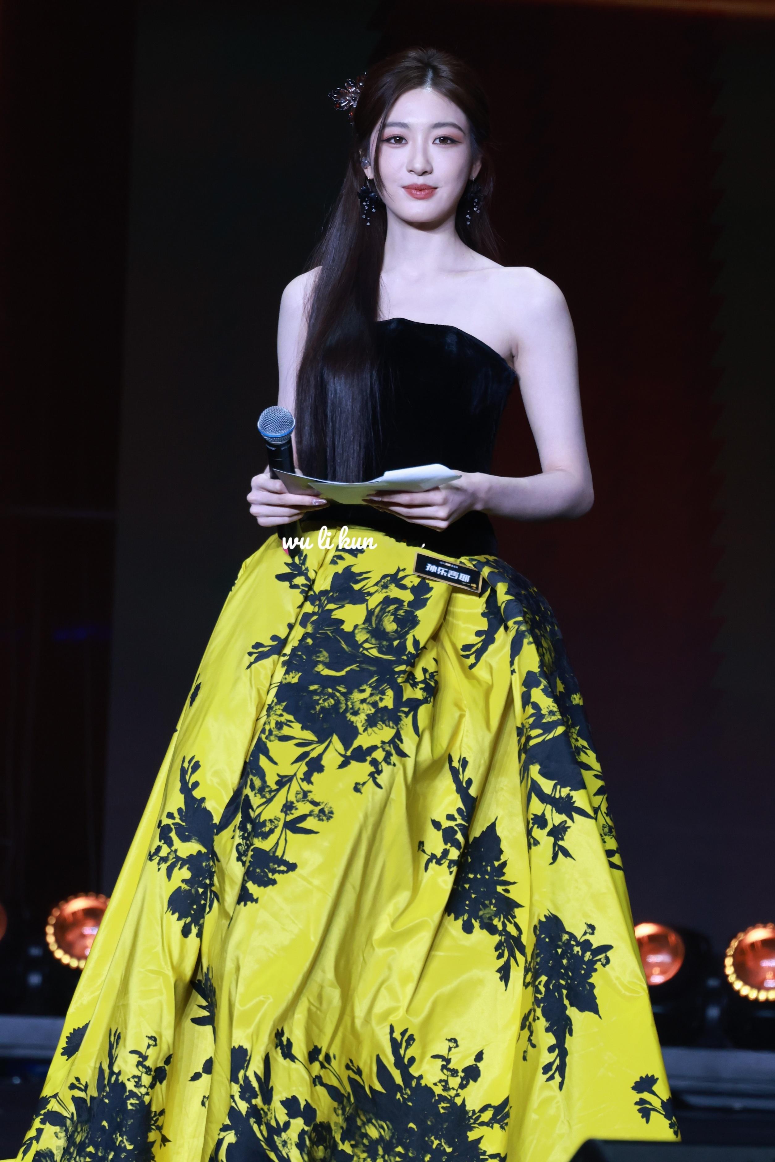 孙乐言孙乐言 投放几张绝美的乐乐言我很喜欢今天的造型 