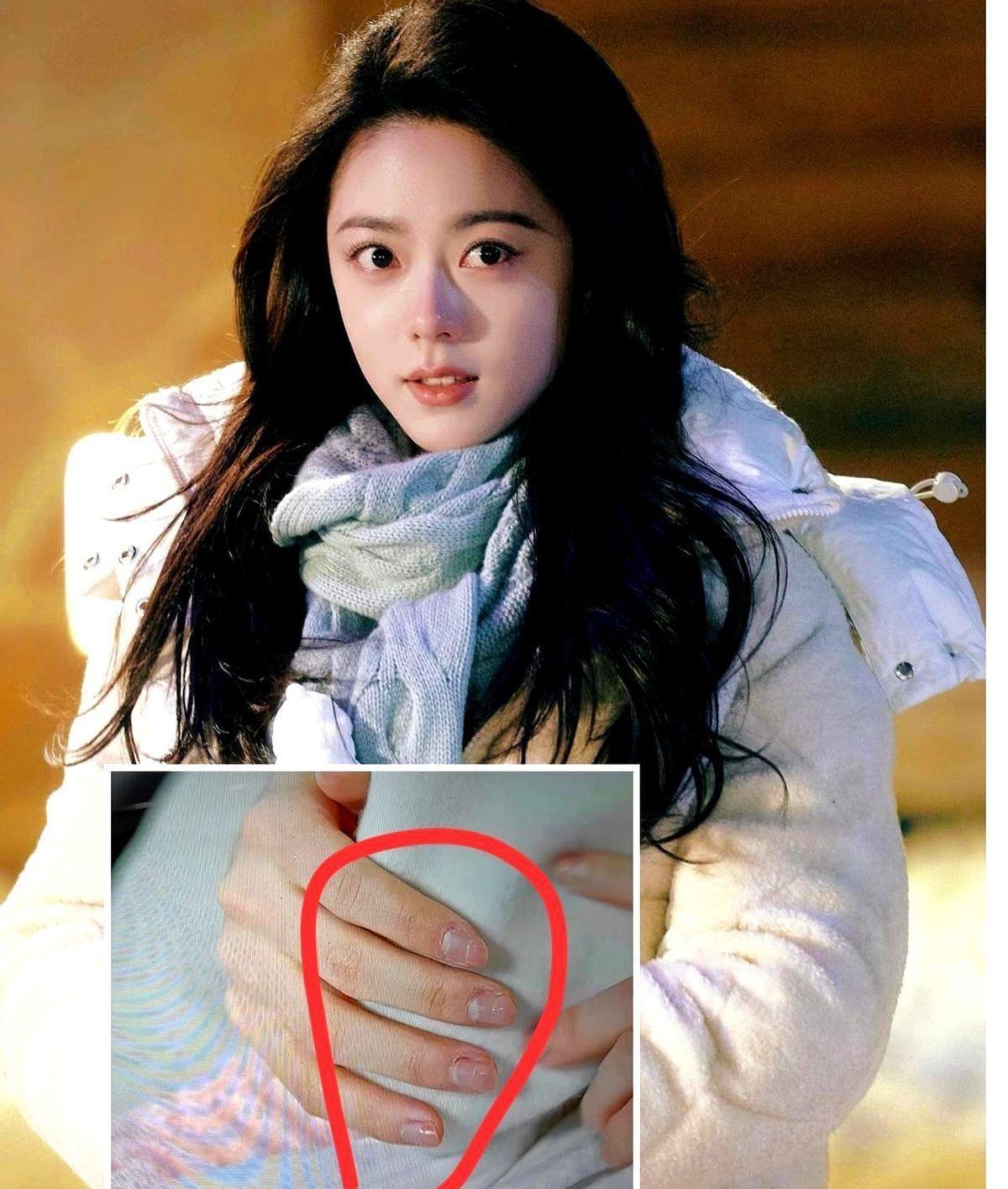赵今麦在镜头前抠手，这可不是什么小习惯。
当年拍《少年派》，她被网暴到只能用身体