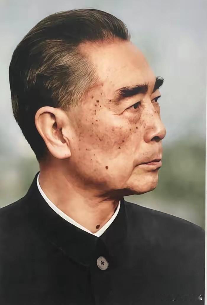 这是晚年周恩来总理彩色修复肖像。岁月刻下沧桑痕迹，目光沉静深远。一生夙兴夜寐，为