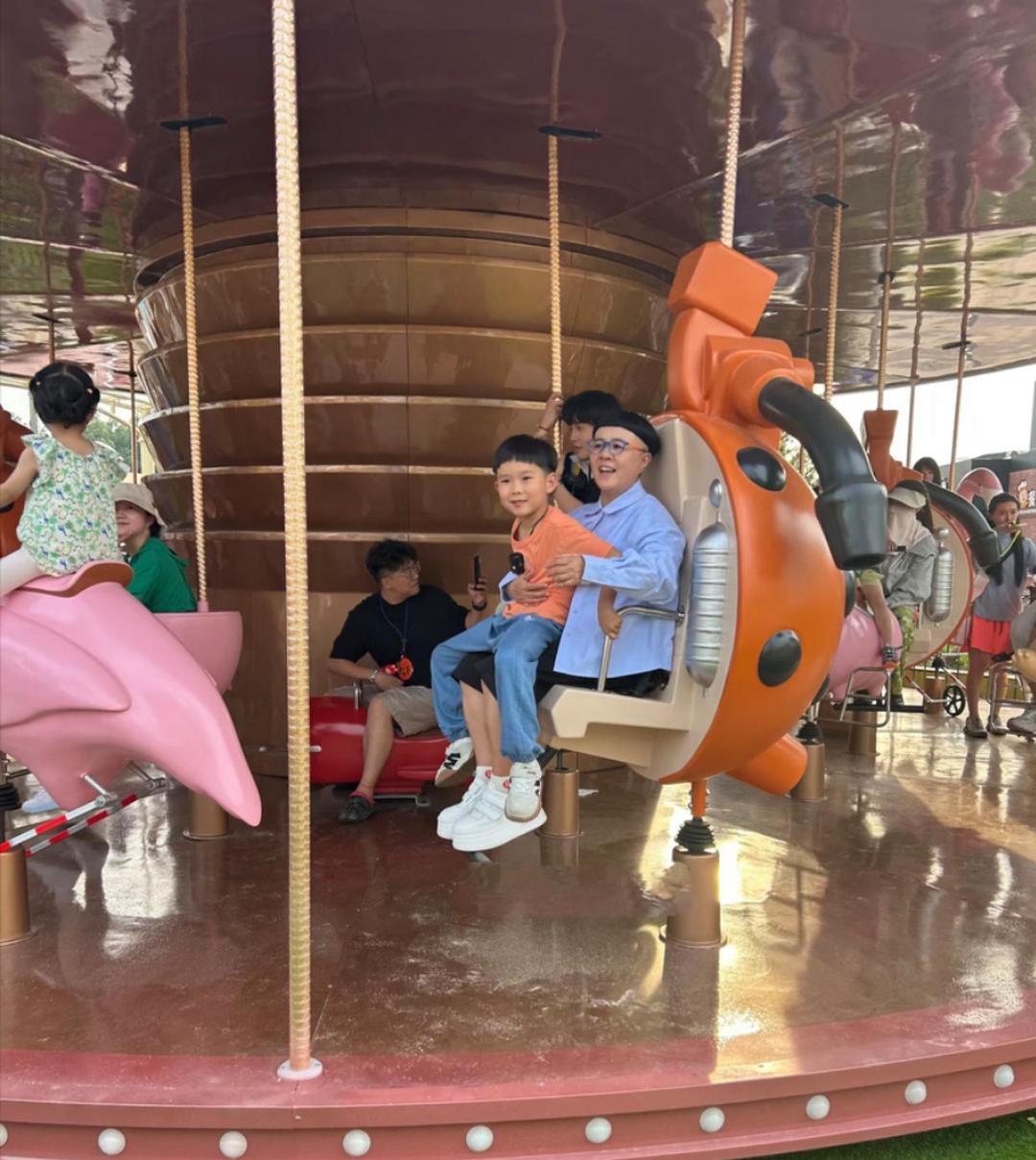 金龟子带小外甥现身北京朝阳一游乐园游玩。她穿着蓝色衬衫外套，黑色七分短裤，平底板