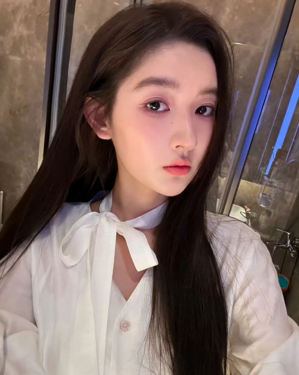 曝黄景瑜王玉雯恋情黄景瑜不是刚刚离婚没多久吗？王姐不是刚刚分手吗？如果都是单身的